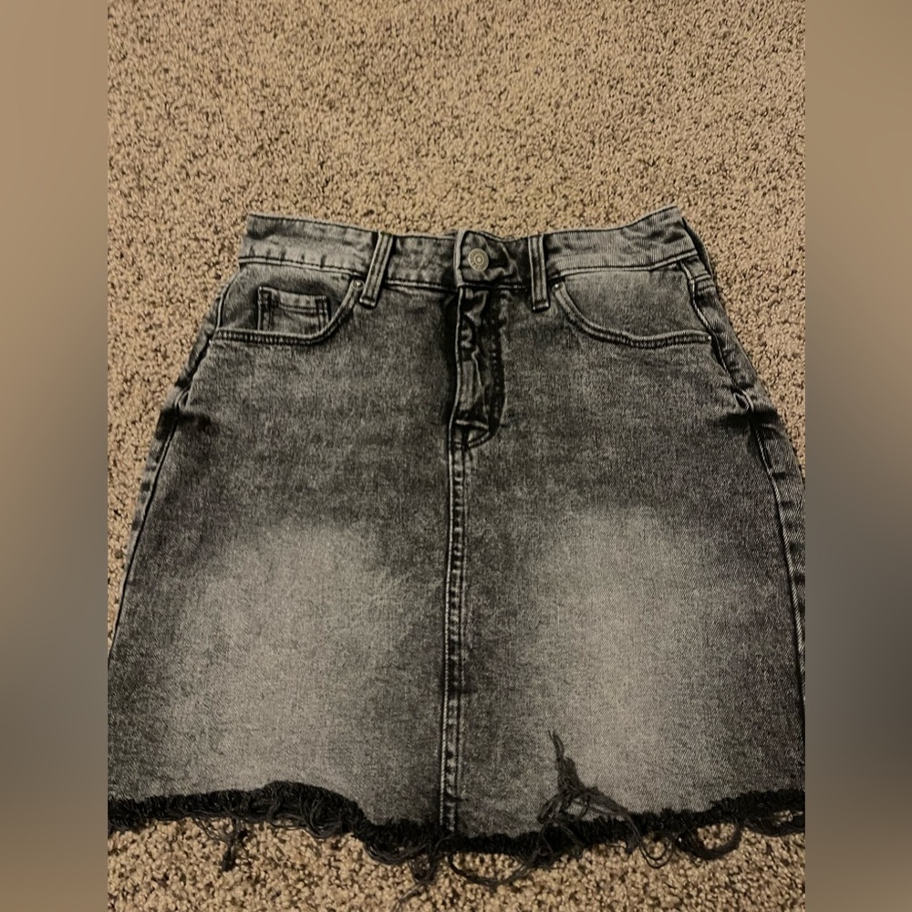 Old Navy, size 2, gray skirt.